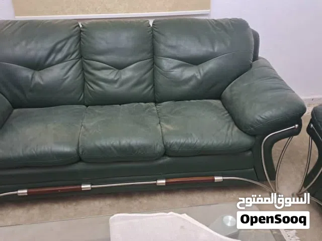 صالون جلد ..ومعه طاوله.