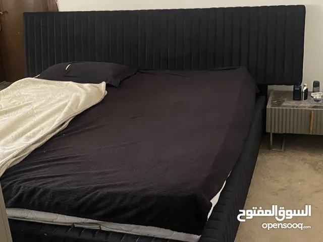 غرفة نوم ايطالي استعمال شهرين خزانة وتخت وكوميدان عدد 2 و خزانة صغير وترية معلقة وبرداي