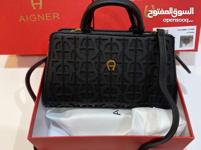 شنطة نسائية فاخرة من AIGNER بنقشة شعارية – تصميم أنيق للذوق الراقي