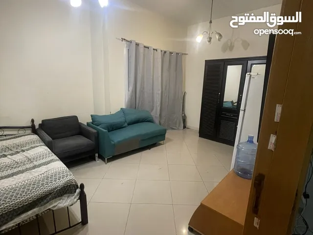Room available with balcony  غرفة مع بلكونة بالتعاون  لشخص او شخصين