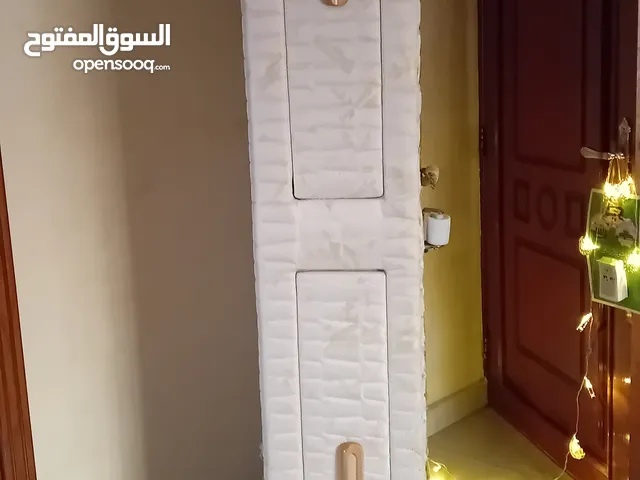 سرير مع راسيه