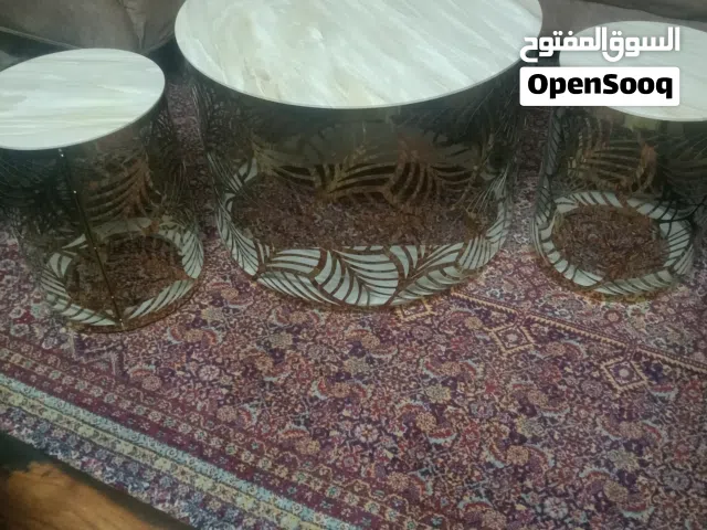 طاوله دائريه مع ثنتين صغار وكاله