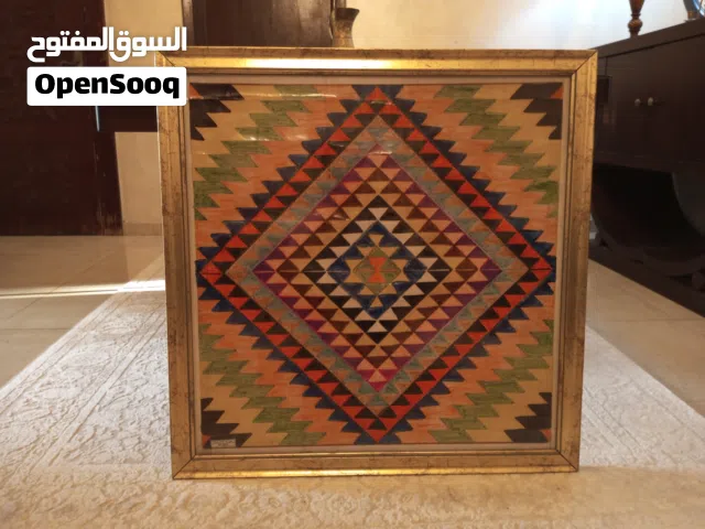 لوحة فنية مرسومة باليد الطابع عصري والألوان جميلة جدا محاطة بإطار ذهبي جميل