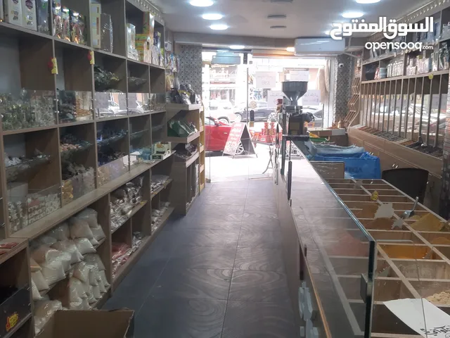 محمص للبيع بكامل عدته وديكوره وبضاعته البيع بداعي السفر المحمص يعمل بشكل جيد وقابل للتطوير والتوسيعو