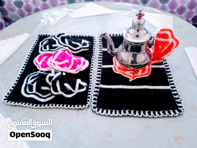 طقم سفرة منسوج يدويا من خيوط الصوف بشكل انيق للمطبخ