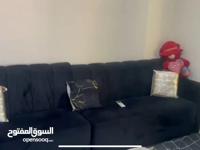 للبيع طقم كنب أسود مخمل أنيق