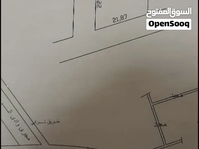 قطعة أرض فالقيو مساحتها 450 متر زوز واجهات قطران لقدام القطعة تنقسم على اتنين العنوان القيو شارع