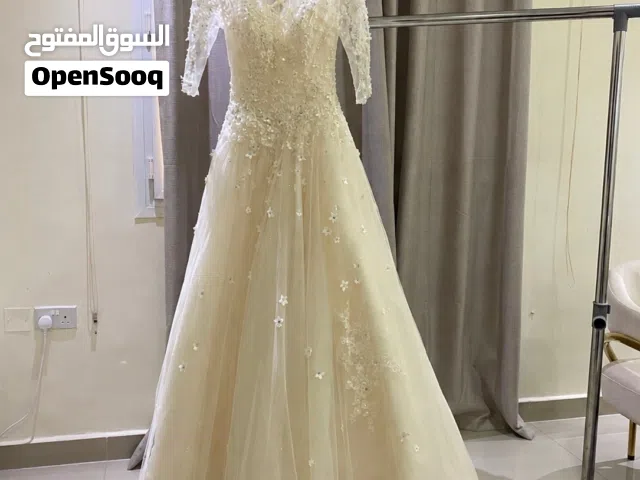 بيع فستان زفاف مستعمل فقط يوم واحد