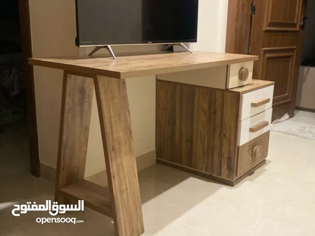 ميز مكتبي مستعمل قليل
