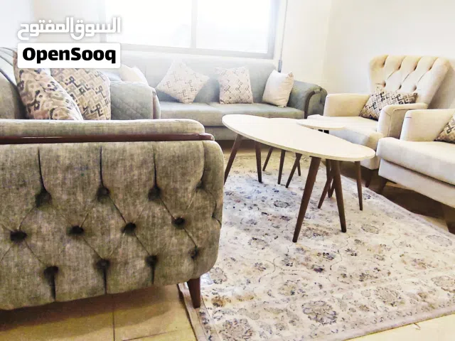 طقم كنب مميز 7 مقاعد لونين (أخضر وبيج) بحالة الوكالة مع كامل ملحقاتها