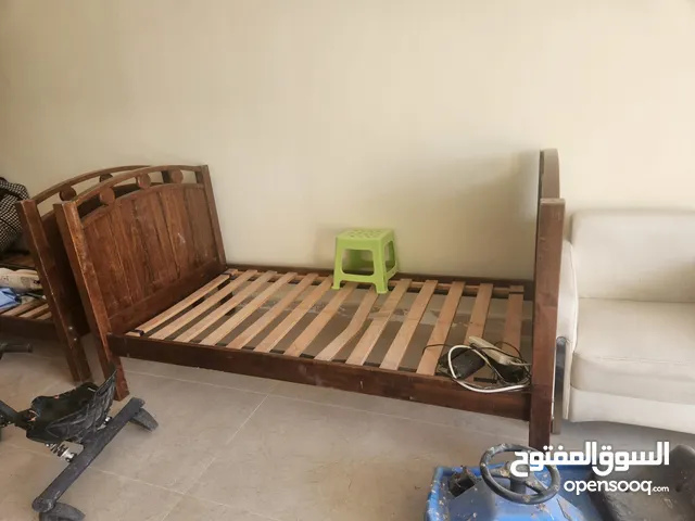 سرير كبير وسرير صغير
