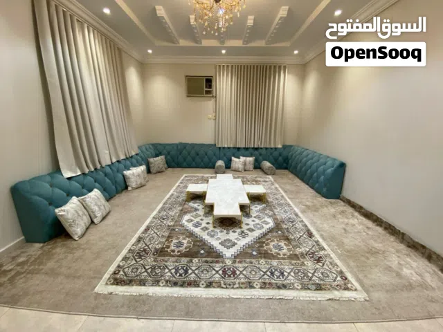 مجلس ارضي بلون مميز جدا البيع شامل الفرشة و الزولية
