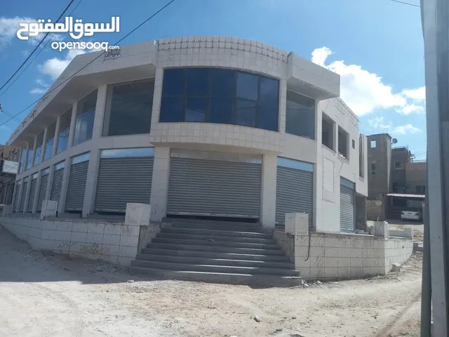 للإيجار مجمع تجاري جديد في موقع استراتيجي في مأدبا- حنينا
