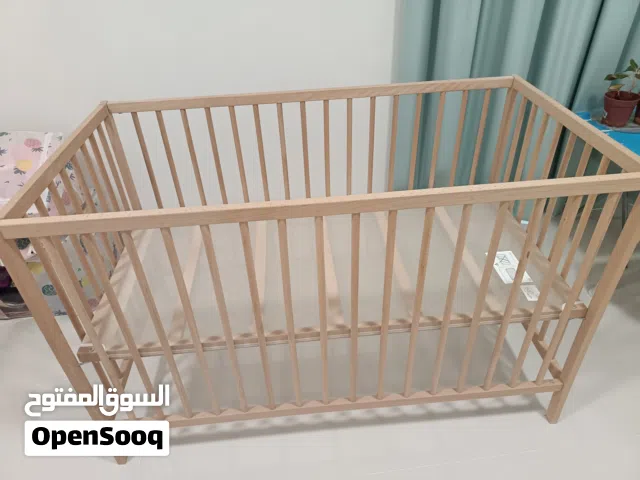 سرير أطفال للبيع