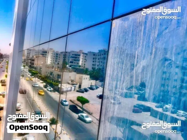 تنظيف واجهات الزجاج للمباني وكافة انواع الواجهات