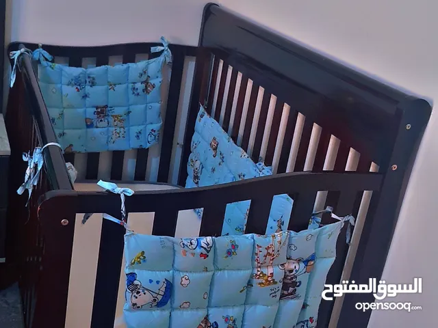 تخت بيبي تفصيل للبيع خشب زان من عمر يوم لغايه 10 سنوات مع فرشة طبية فاخرة وتربلاي سلم خشب زان