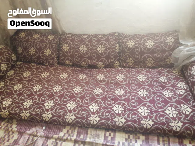 4فرشات مع عشر مخداتهم مع 3 مراكي للبيع
