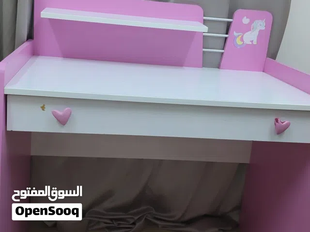 مكتب خشب جميل لغرفة الاطفال .استعمال خفيف ..طوله 100 وعرضه 60 وارتفاعه 100 للبيع السريع قابل للتفاوض