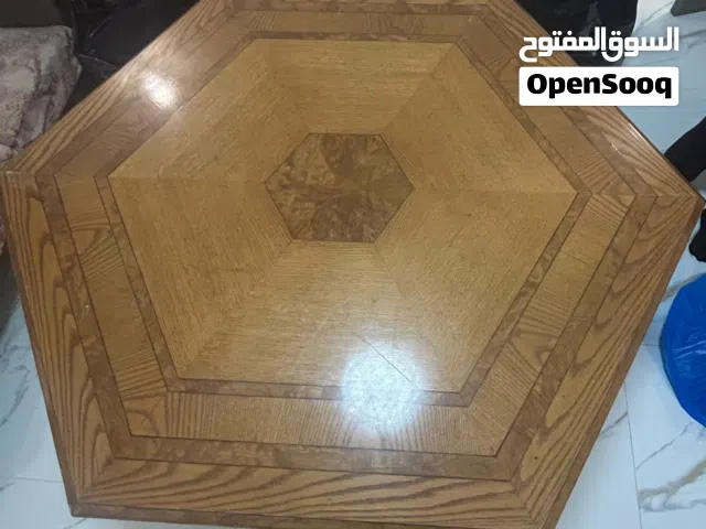 طاولة طعام بلوط (بلوط وليست قشرة بلوط) شبه جديد لم تستخدم السعر 300 دينار
