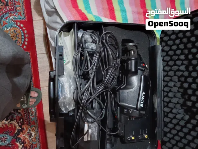 كاميرا سوني قديمه بس شغاله بكامل اغراضها للي يحب الانتيك