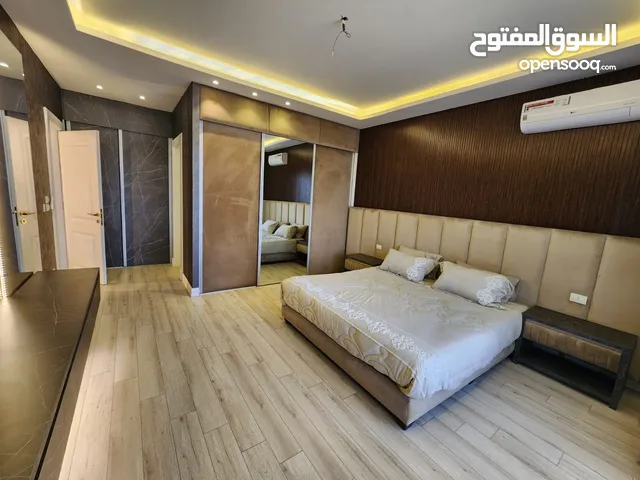 شقة فاخرة فارغة او مفروشة للبيع او للإيجار بمواصفات فيلا - ref : 14561