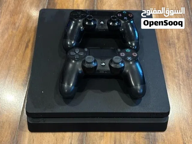 Playstation 4 slim معو إيدين اثنين نظيم جدا بحالة جديده منظف في عليه فورتنايت و بيس و باتمان وسيارات