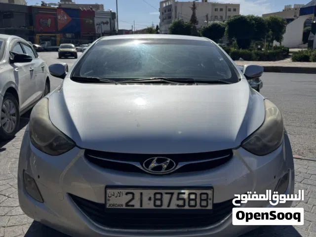 2012 هيونداي افانتي Standard
