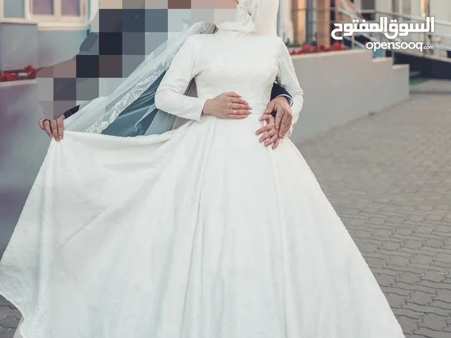 للبيع فستان عرس زفاف أبيض أنيق فستان زفاف مستعمل بحالة ممتازة، لبس مرة واحدة فقط. تصميم راقٍ