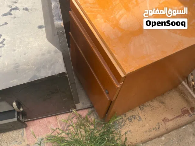 طاولة وكامدينو ودولاب صغير للبيع