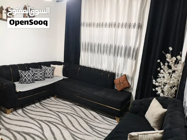 للبيع: طقم كنب أسود مودرن - نظافة تامة  تفاصيل الطقم:  طقم كنب زاوية (L-shape) مع كنبة ثنائية إضا