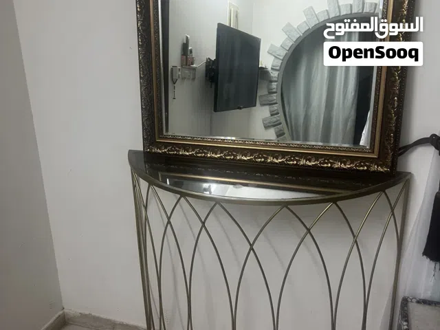 طاوله زجاجيه مع المرايه بإطار ذهبي جميل بحاله ممتازه جدا شبه جديده