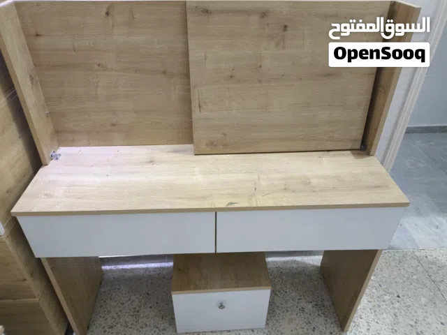 مكتبة للغرفة جروران و صندوق خزانة منفصل يمكن تعلقه خشب نضيف كثير