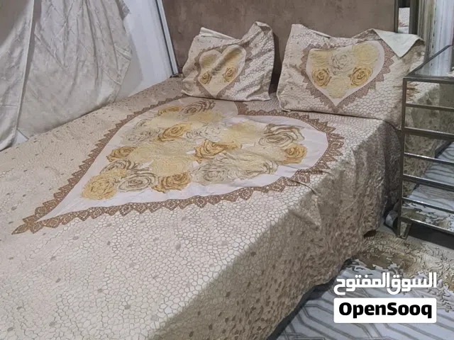 للبيع غرفه نوم مرتبه جديده مع اثنين كمدينه