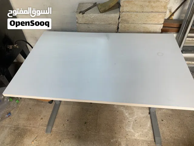 مكتب فاخر وكرسي مكتب للبيع بحال الجديد