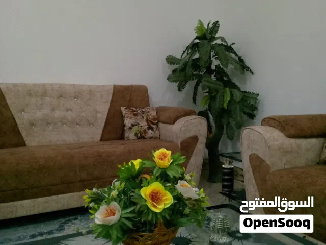 قنفات مستعمل قليل مع الطاولات
