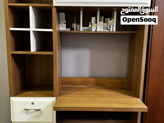 مكتب هيدروليك مودرن (أبيض وخشبي) بحالة ممتازة جداً ونظيف السعر 40 وقابل