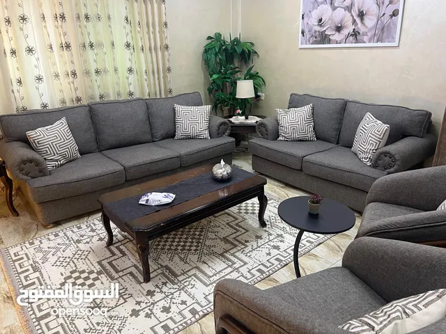 عفش بيت كامل مع الكهربائيات بحالة جيدة بداعي السفر الرجاء من الاخوة التجار عدم الاتصال بدون احراج