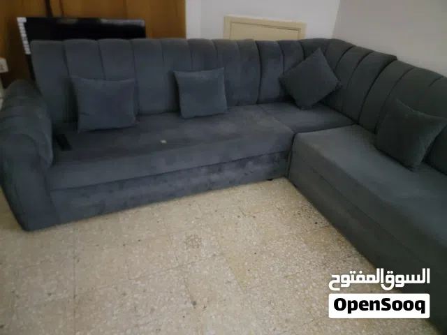 طقم كنب وتليفزيون وطاوله