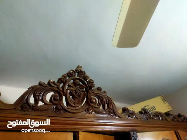 دولاب مستعمل 3 متر للبيع خشب زان اصلى بحالة جيدة جدا ماعدا زجاج الدرفة اللى فى النص