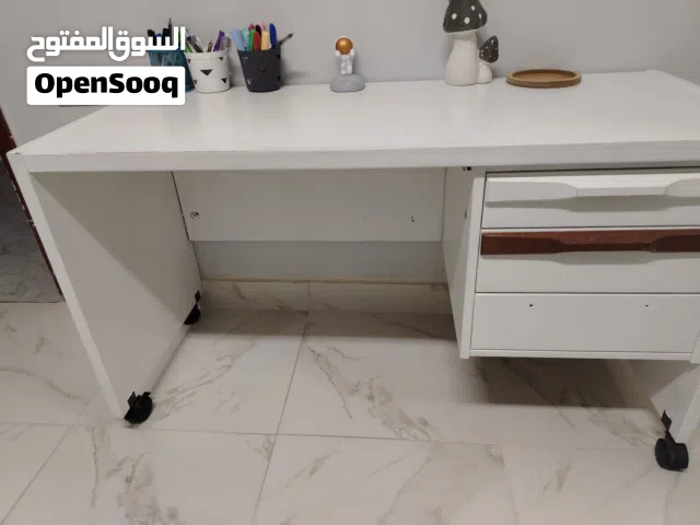 مكتب مدهون ابيض قياس 120في 50 مستعمل معاه كرسي مستعمل للبيع بسعر مغري