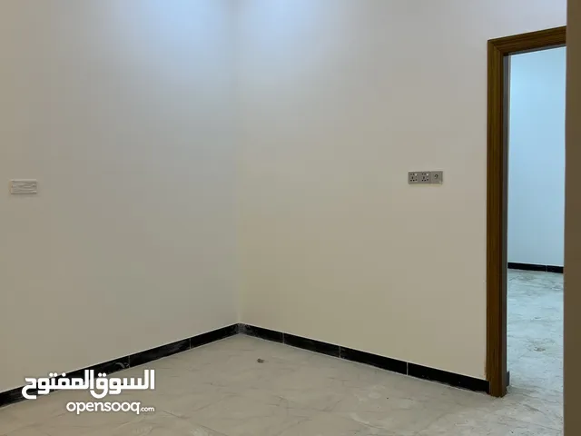 مشتمل ارضي للايجار في دور الضباط بناء حديث