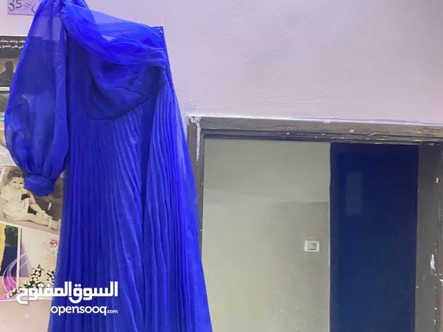 فستان لبسه وحده نمره 40  جديد فقط لبسه لحفله توجيهي  شريته ب250ش بدي ابيعه ب100ش للمعني