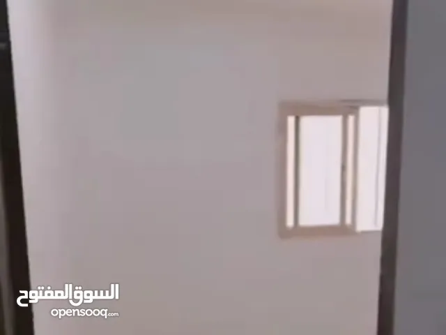 شقه للايجار عائله جميع الجنسيات ثلاث غرف وصاله وحمامين ومطبخ الجهراء القصر قطعه ثلاثه وبها عنوان