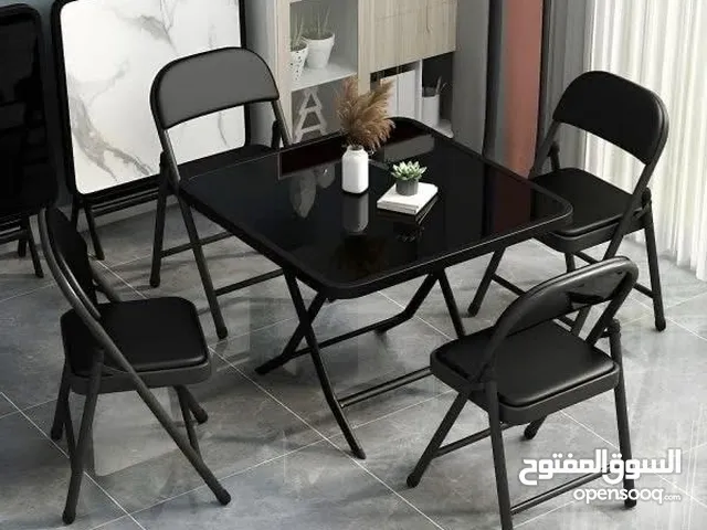 طاولة متنقلة مربعة مع أربع كراسي