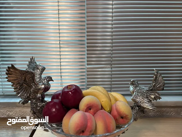 طبق ديكوري فخم مع قاعدة وتماثيل طيور – مع فواكه اصطناعية