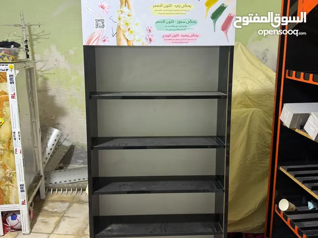 للبيع غراض تعزيله محل رفوف + ميز+ عوارض ضوئيه