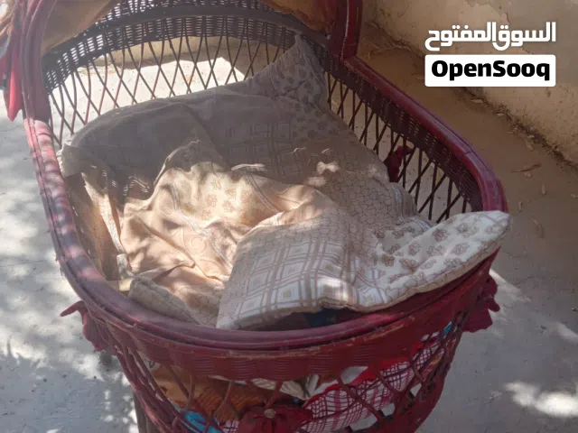 يوجد تخت بيبي وتختين مفرد عادي للبيع