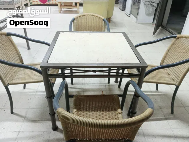 موجود طاولة مع 4 كراسي وطاولتين بدون
