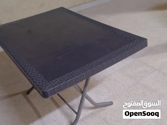 طاوله بلاستيك لون بني للبيع بسعر مغري
