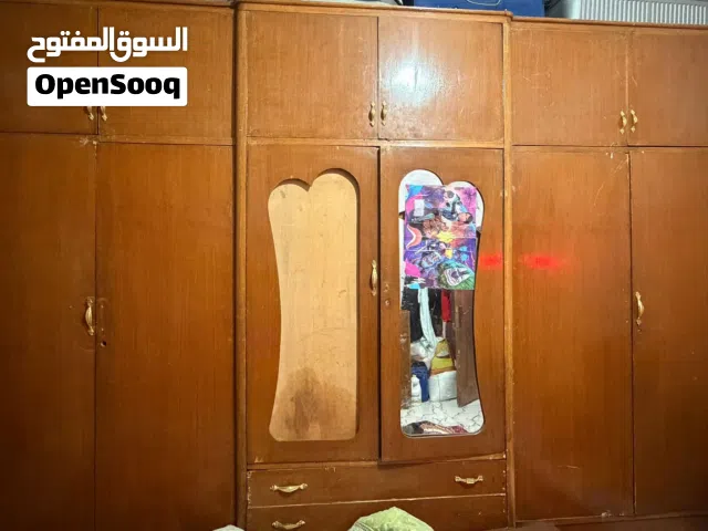 كنتو خشب شغل ايد صاج قديم كما موضح بالصورة يحتوي على 6مخازن 6ابواب ويحتوي على جرارات ثنين
